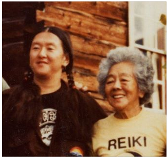 Phyllis avec sa grand-mère, Hawayo Takata